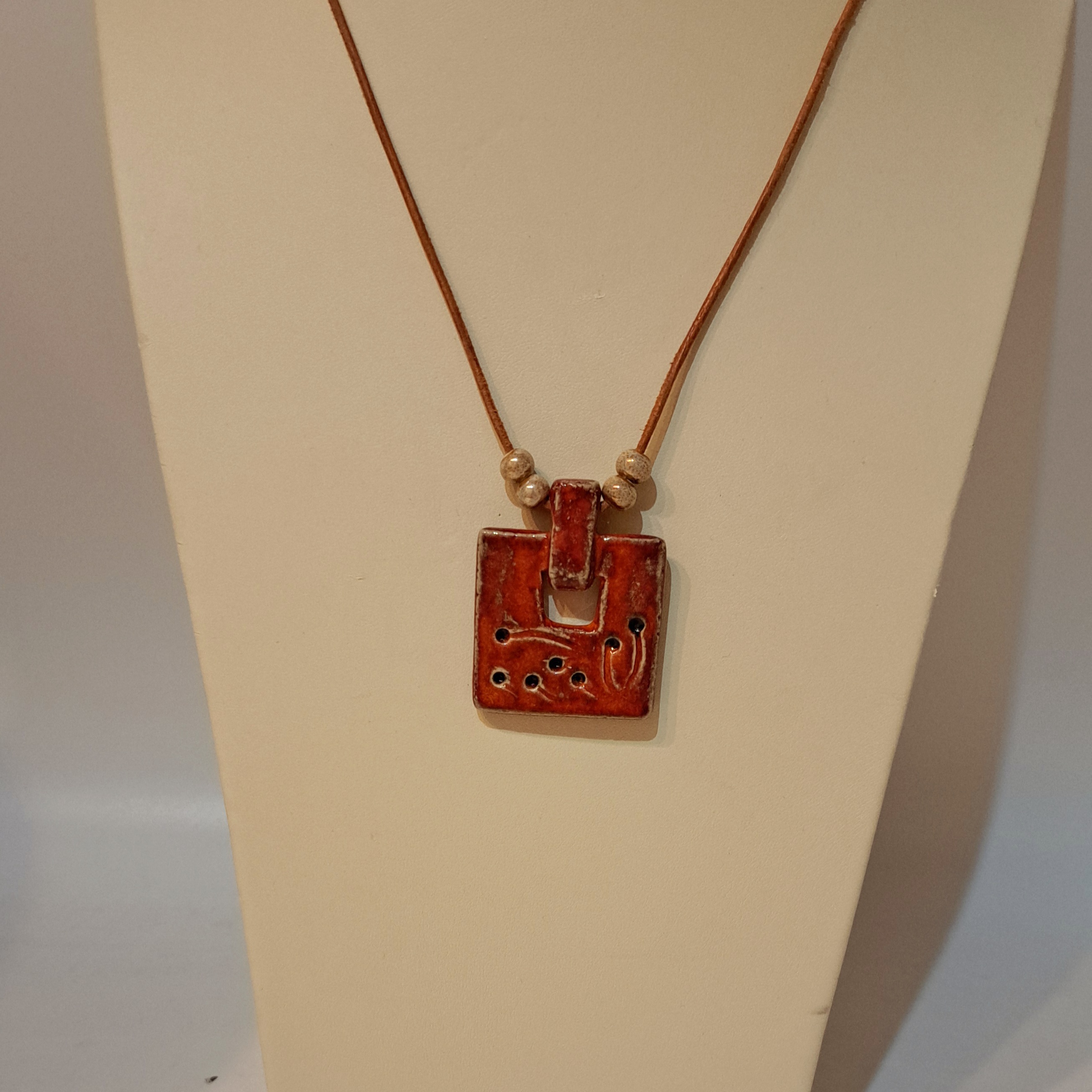 Prívesok červený s korálkami 1