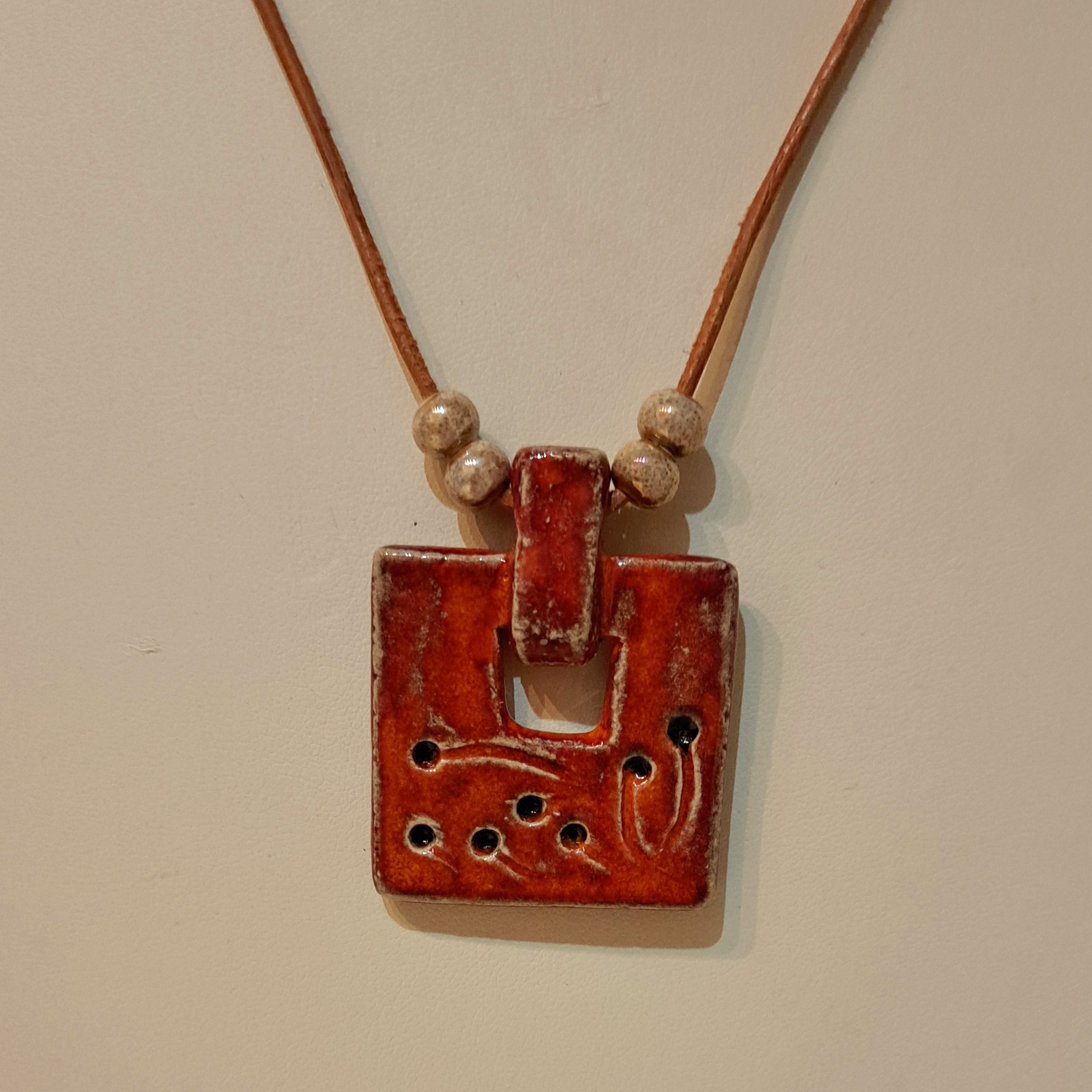 Prívesok červený s korálkami 2