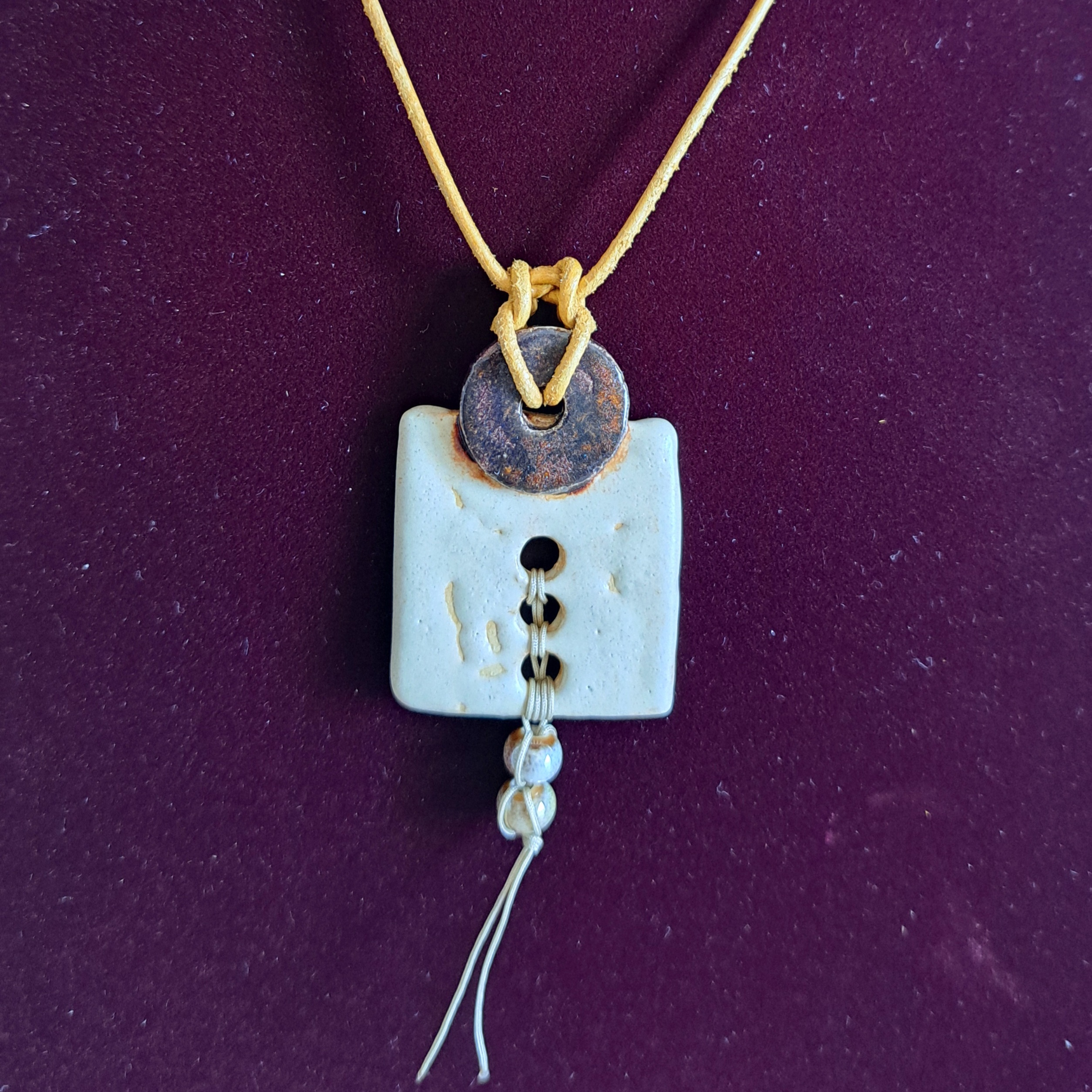 Prívesok béžový s korálkami 2