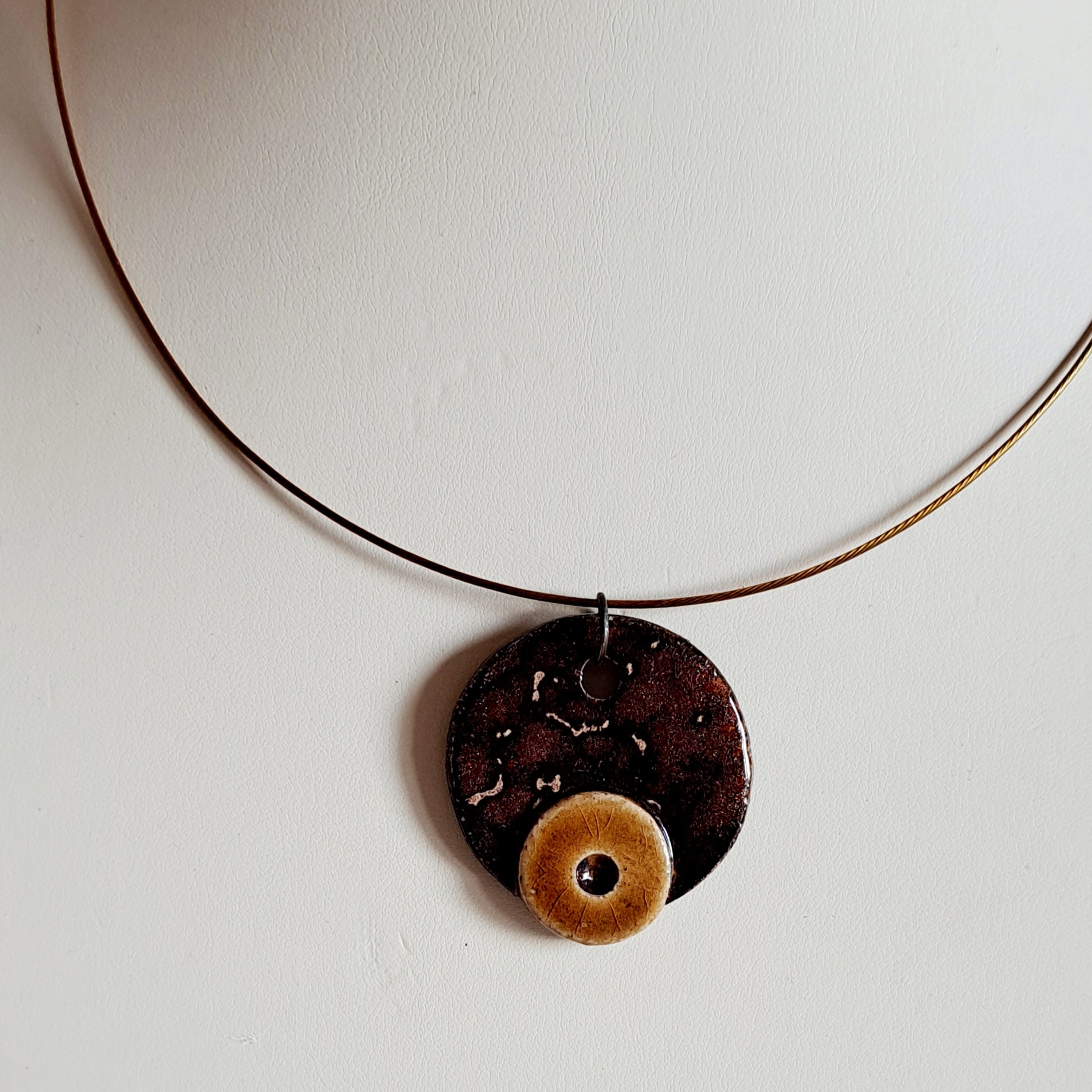 Prívesok hnedo-okrový 2