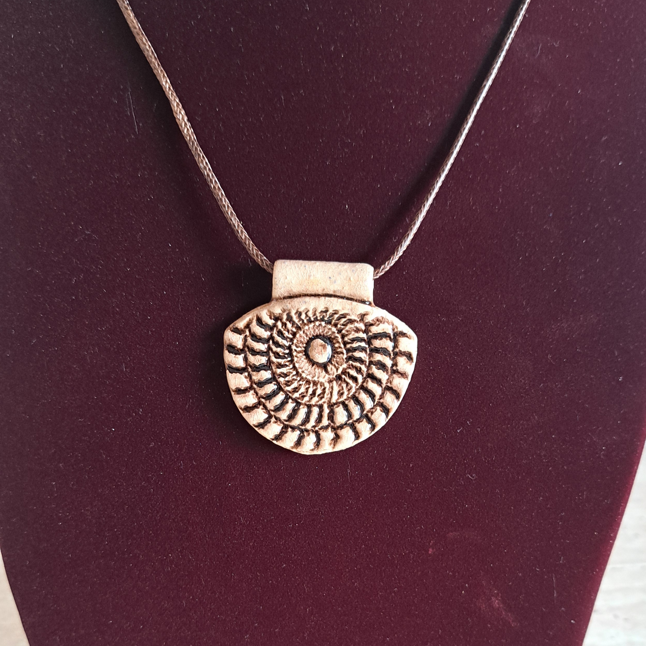 Prívesok béžovo-hnedý 1