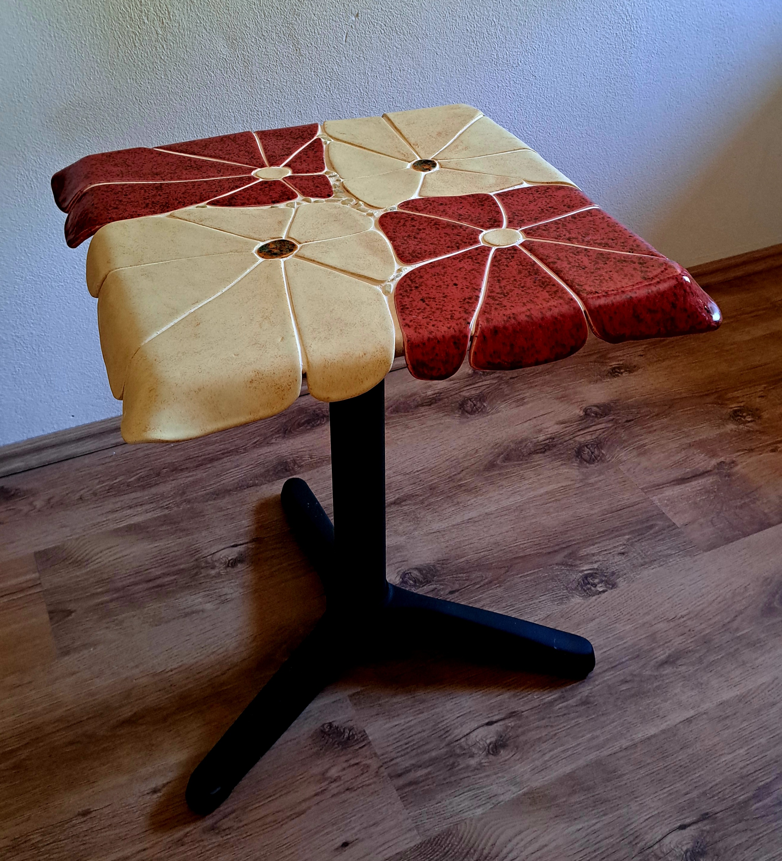 Kvetinový stolík